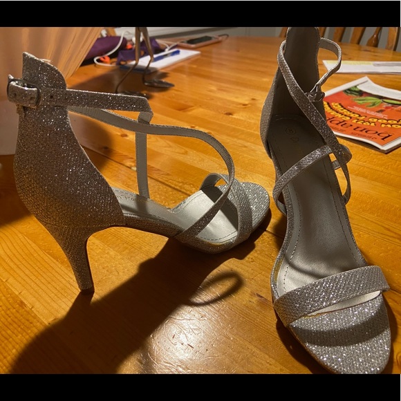 Women’s Open Toe Silver Heels - Picture 4 of 4